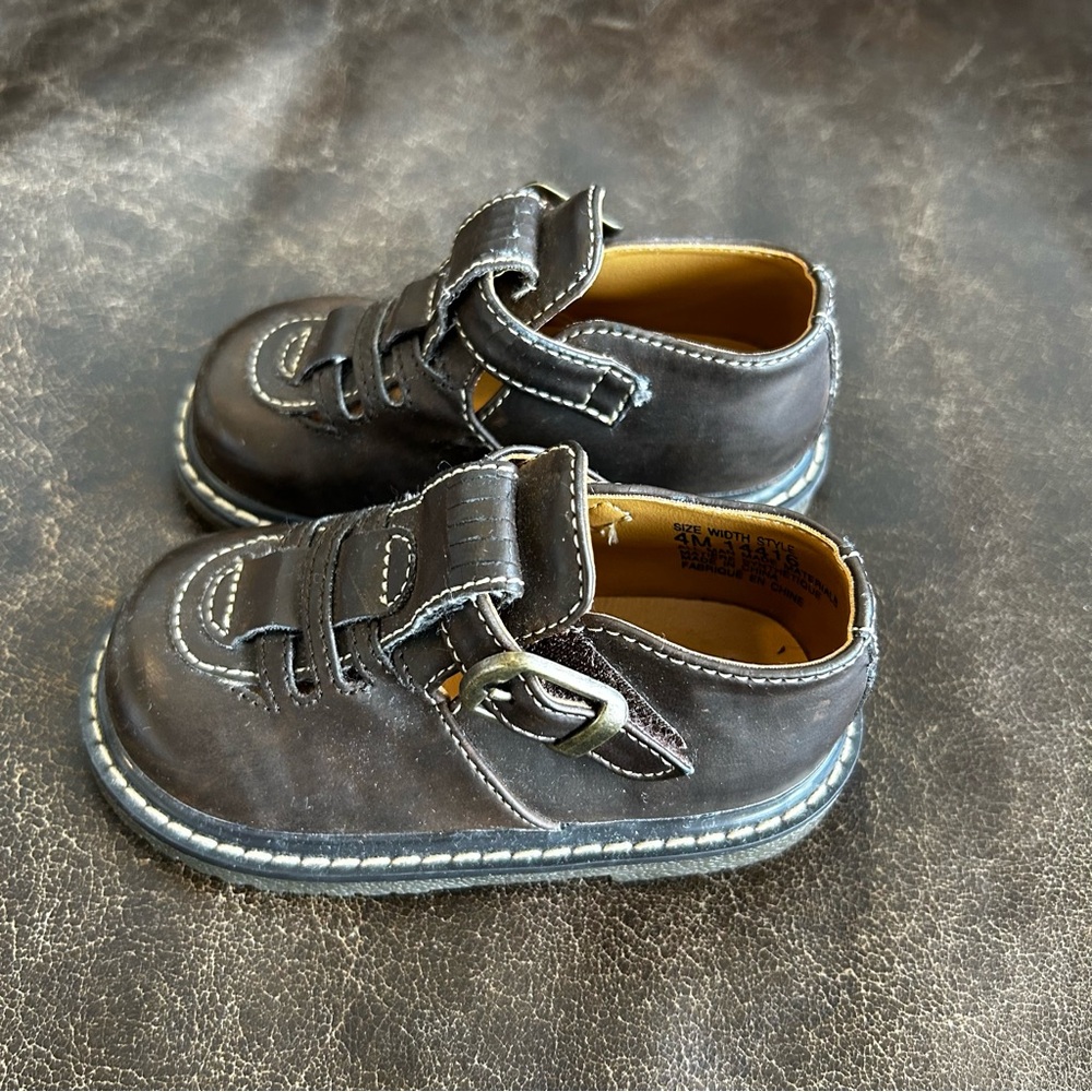 ✨4 for $60✨ Classic Brown Baby Walker Shoes Size 4